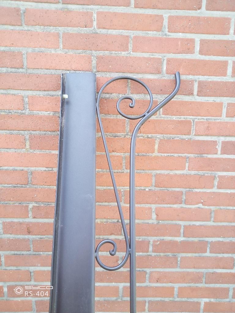 Twee smeedijzeren bedden en een bedbodem., Huis en Inrichting, Slaapkamer | Bedden, Ophalen, Gebruikt, 90 cm, Eenpersoons