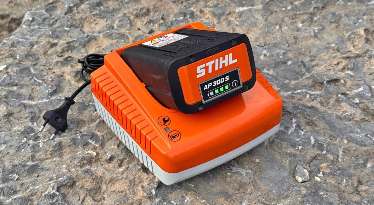 STIHL AL 300 snellader (zonder batterij), Tuin en Terras, Hand-tuingereedschap, Ophalen of Verzenden, Zo goed als nieuw