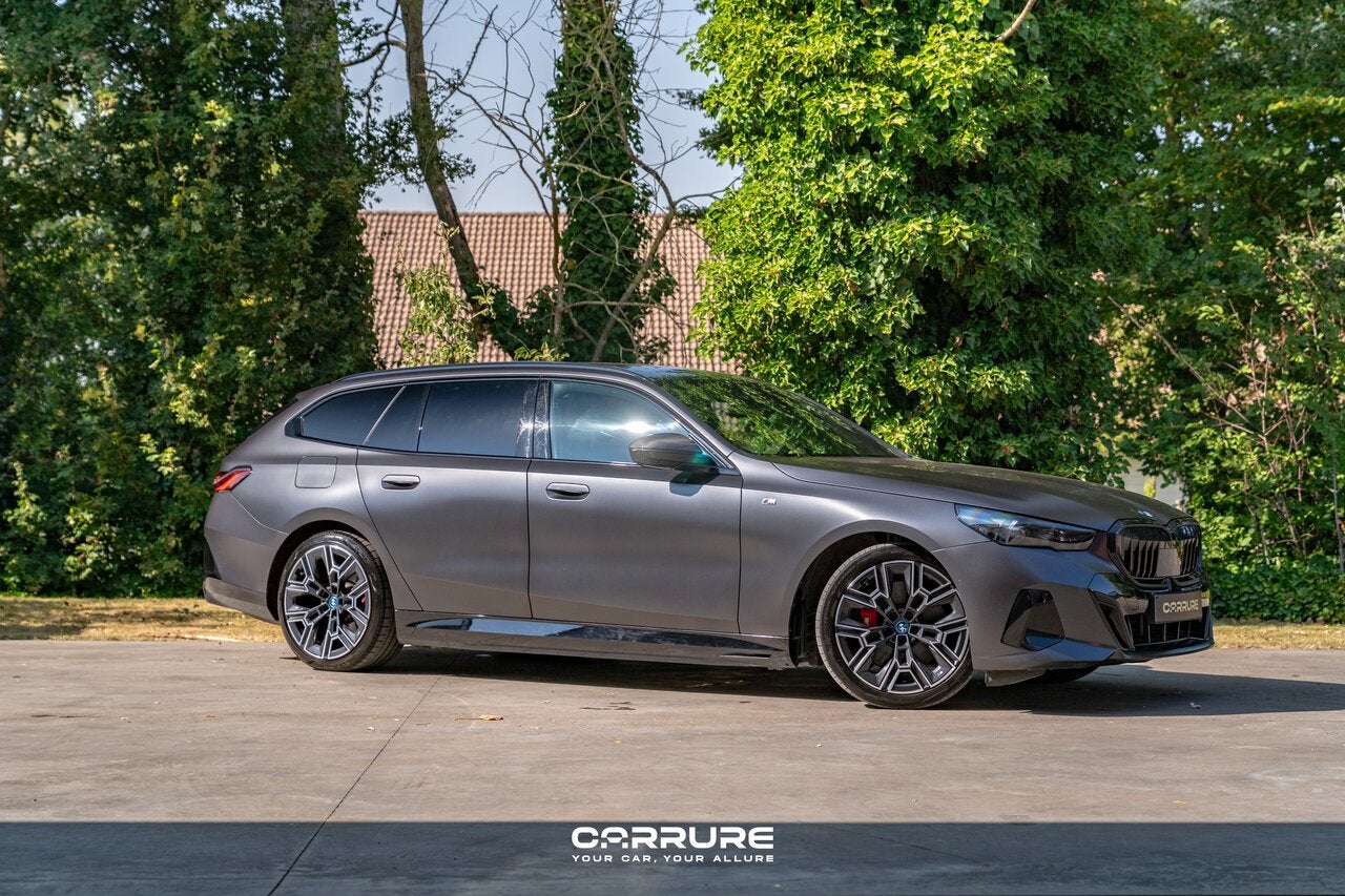 BMW i5 Touring eDrive40 M-SPORTPRO B&W PANO ACC VENTILATEDS, Auto's, 0 kg, 5 deurs, Zilver of Grijs, Te koop