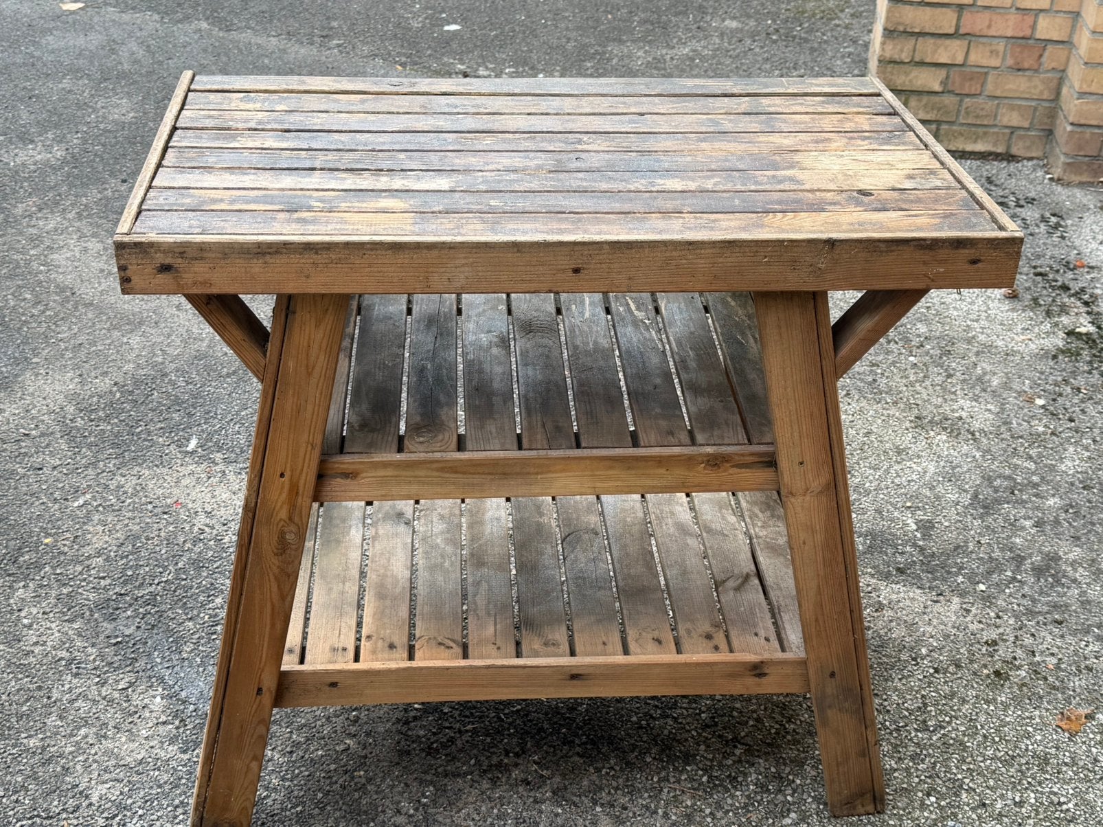 Table de travail/d'appoint en bois robuste avec 2 étagères, Enlèvement, Utilisé, Bois