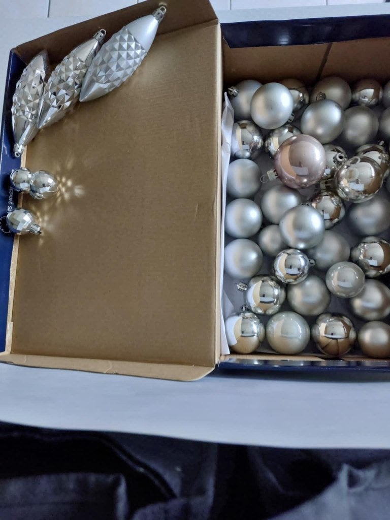 Kerstballen 2dozen vol grijze en gouden alles 2€, Ophalen, Zo goed als nieuw