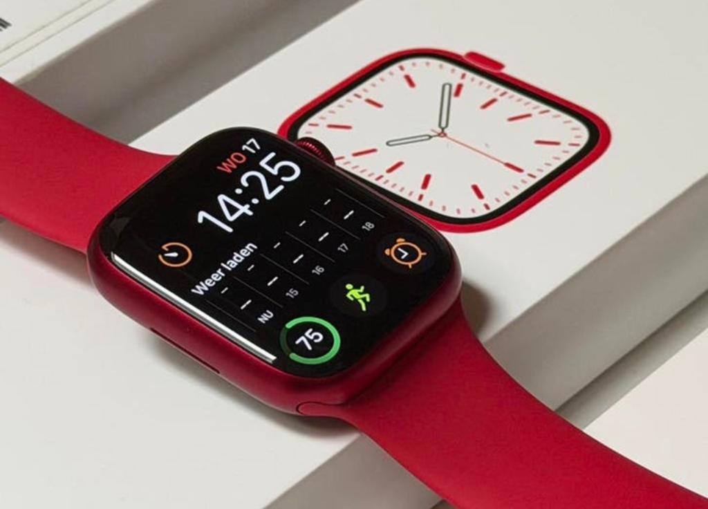Apple Watch Series 7 45MM Red, batterijcond 99%, nieuwstaat!, Handtassen en Accessoires, Smartwatches, Ophalen of Verzenden, Zo goed als nieuw