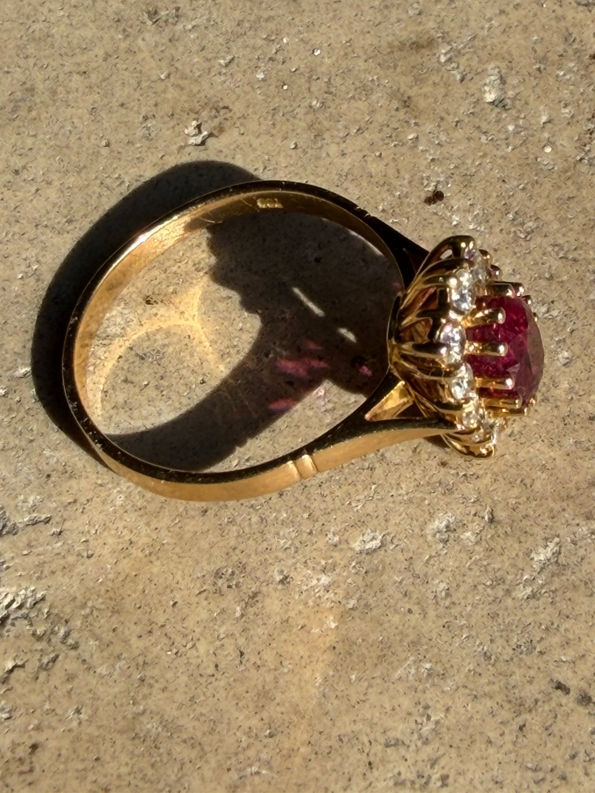 Vintage diana cluster ring met Bhirmese robijn en diamant, Ophalen, Zo goed als nieuw, Goud
