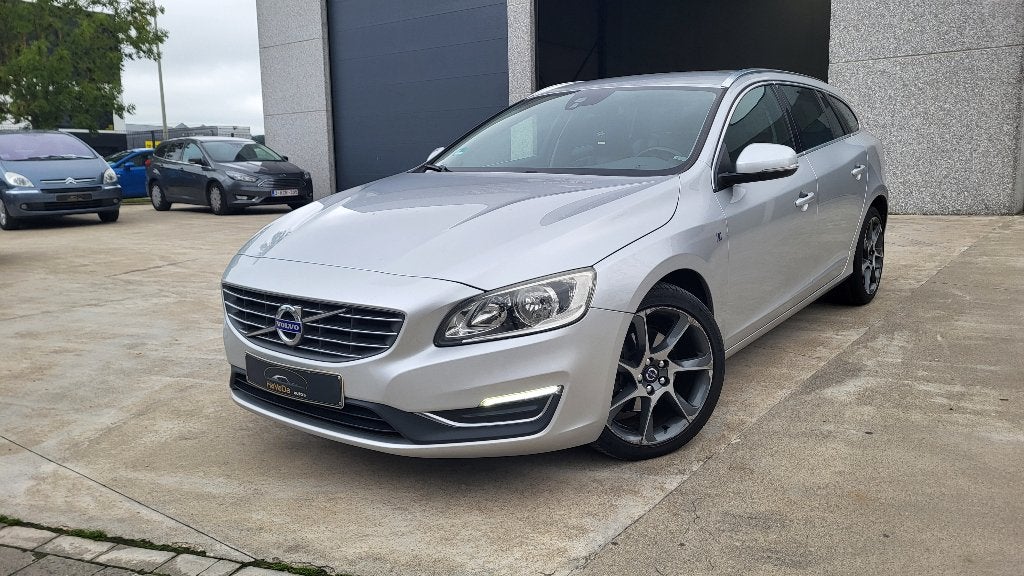 Volvo V60 2.0 D3 avec 5 cylindres de 2015 bonne etat, Autos, Achat, Boîte manuelle, Entretenue par le concessionnaire, Noir
