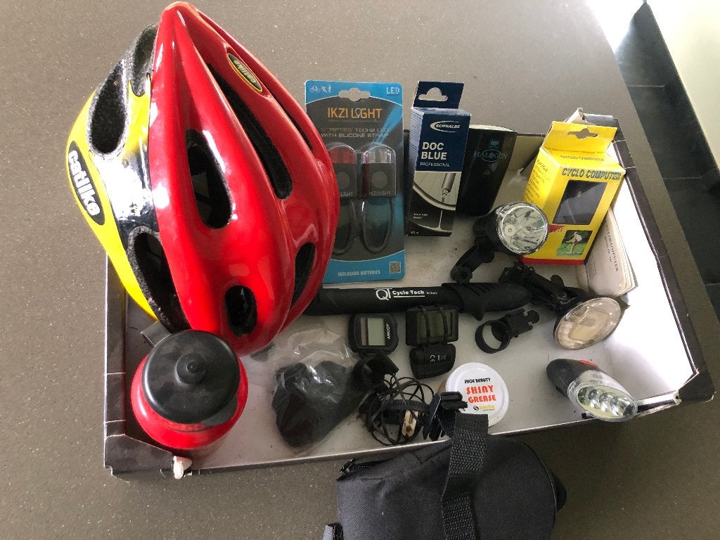 selle de vélo éclairage  pompe bouteille casque computer, Vélos & Vélomoteurs, Enlèvement ou Envoi