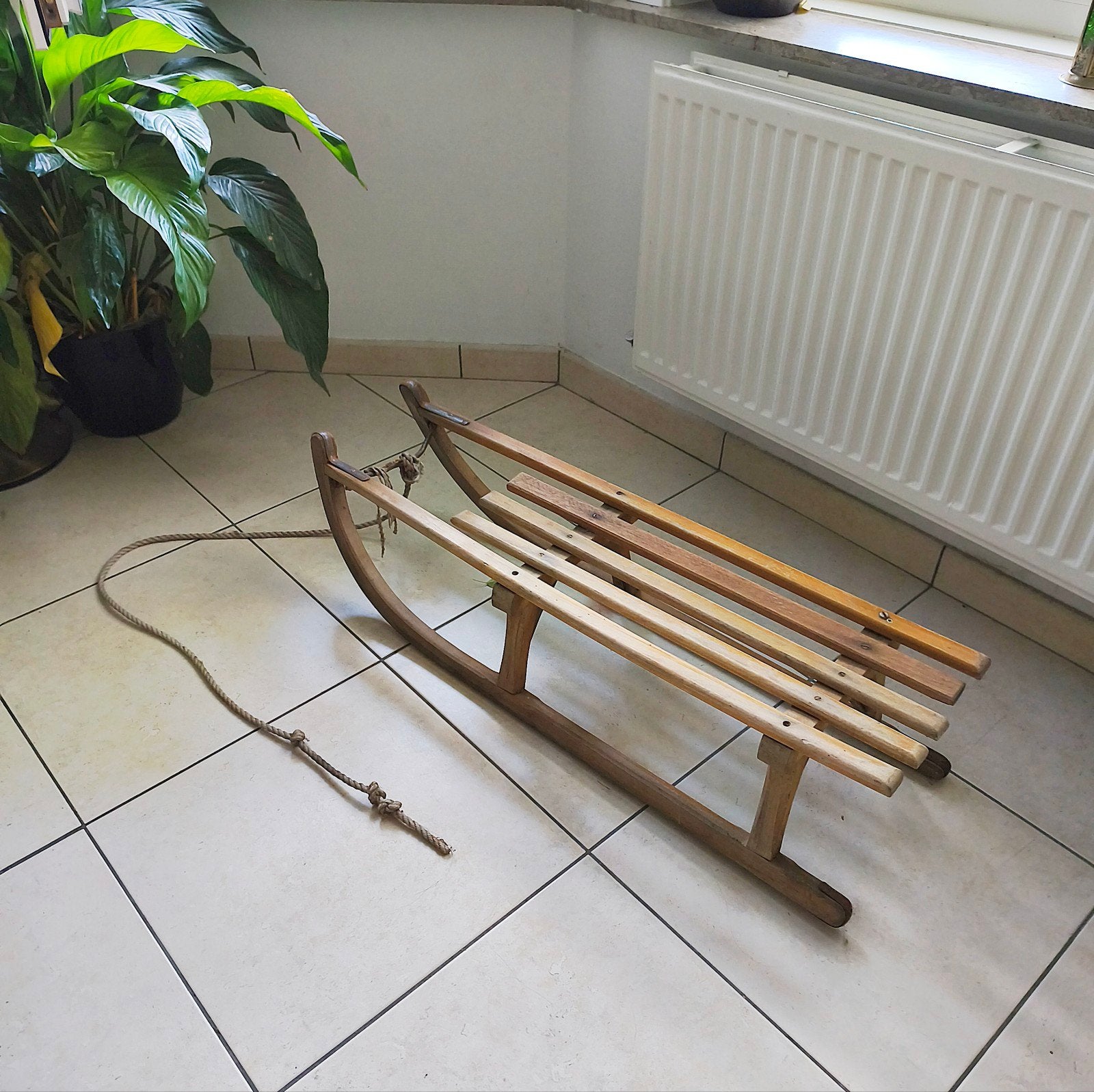 Houten slee met touw, Ophalen, Gebruikt, Hout