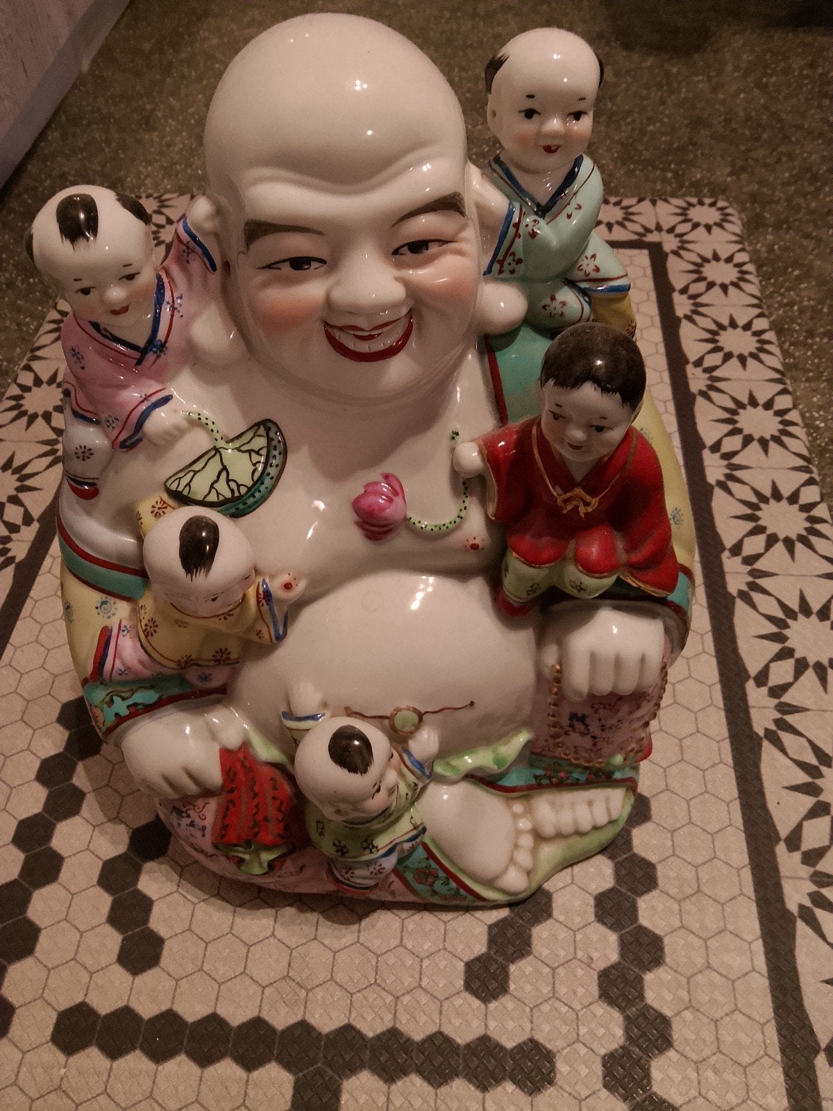 Grand Bouddha Rieur aux 5 Enfants 30 cm – Porcelaine Chinois, Huis en Inrichting, Steen/keramiek, Ophalen of Verzenden, Meerkleurig
