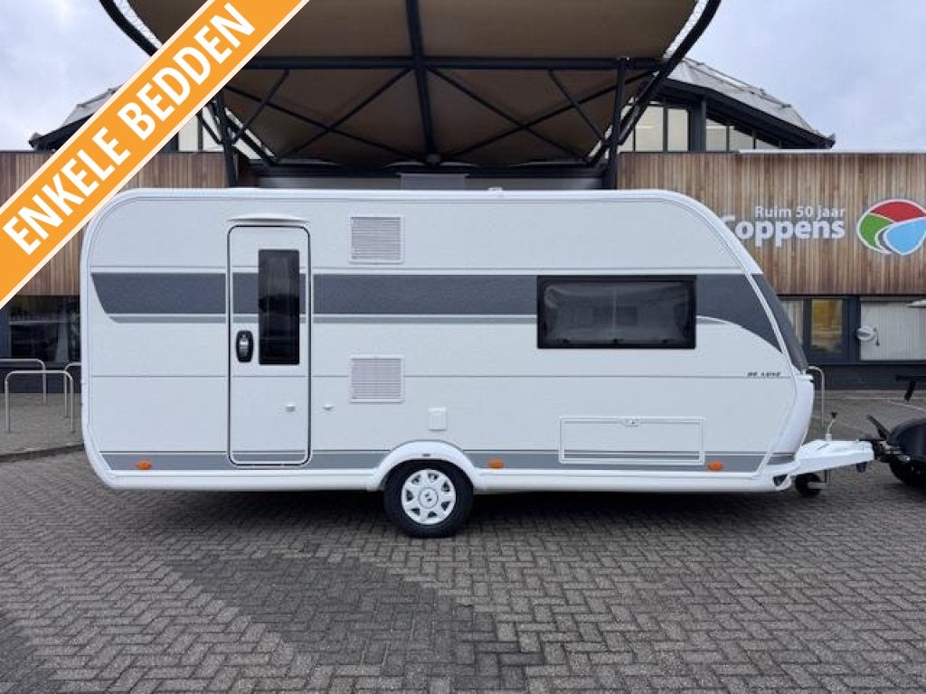 Hobby De Luxe 460 SL 2027 NIEUW BINNEN!, Caravans en Kamperen, 2 aparte bedden, Hobby, Luifel, Treinzit