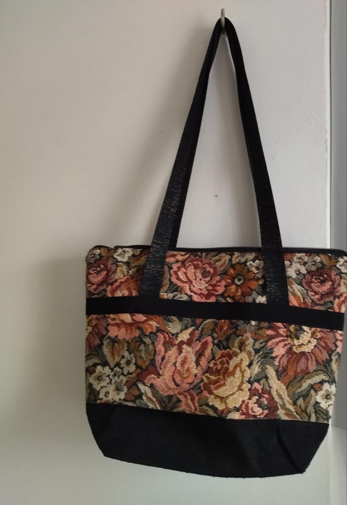 Uniek model handgemaakte draagtas in bloementapijt, Handtassen en Accessoires, Tassen | Damestassen, Nieuw, Handtas, Overige kleuren