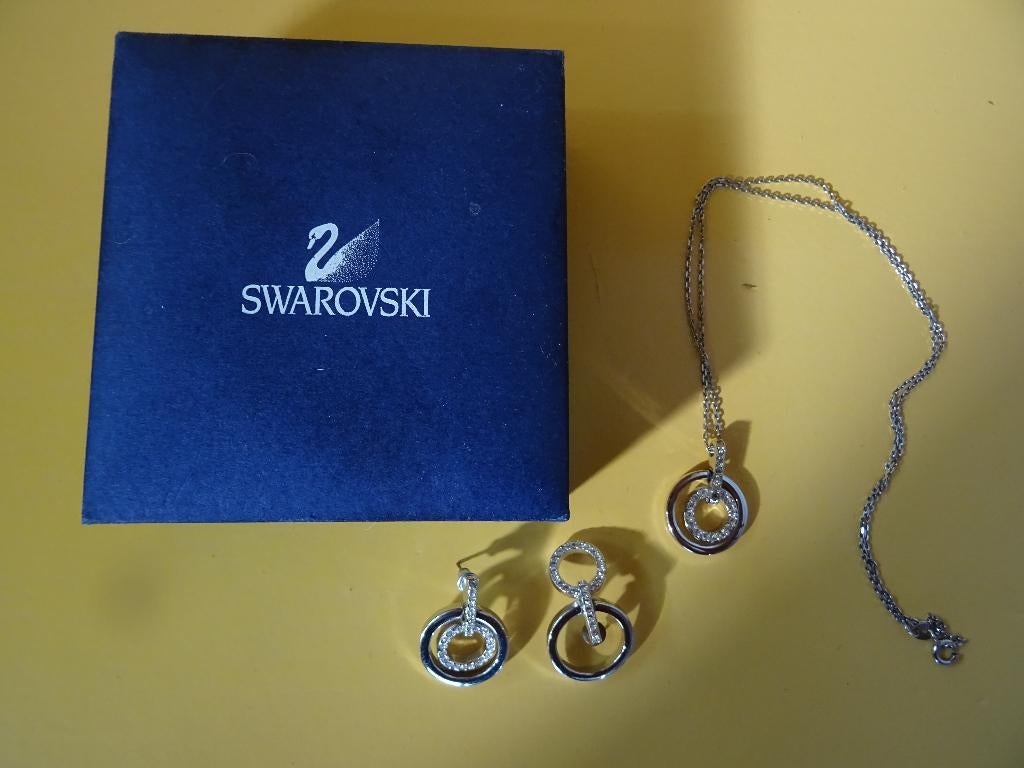 SWAROVSKI : Hanger +bijhorende oorbellen, Verzamelen, Ophalen of Verzenden, Zo goed als nieuw, Sieraad of Horloge
