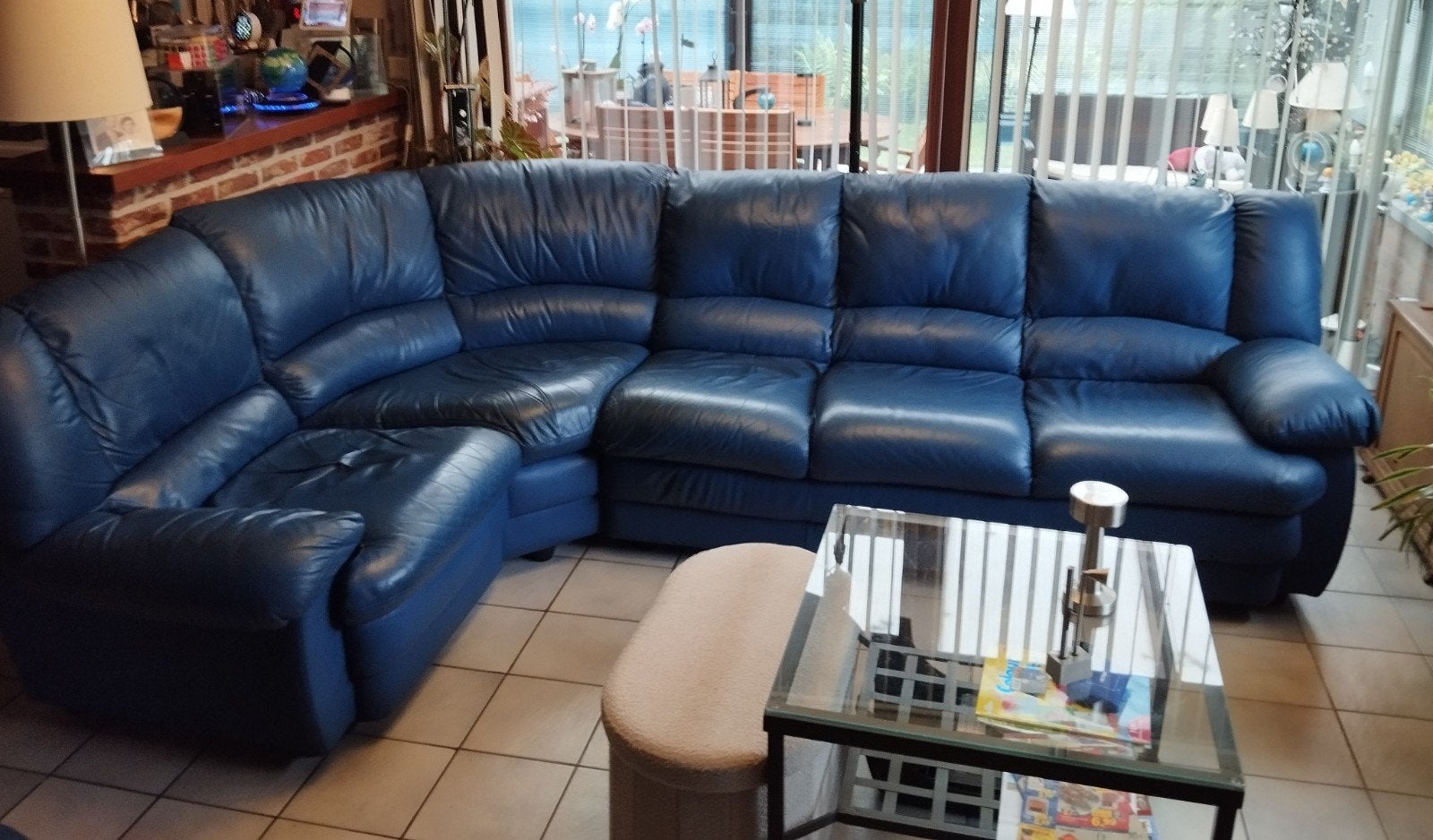 Grand divan d'angle 5 à 6 places en cuir bleu Bien lire, Leer