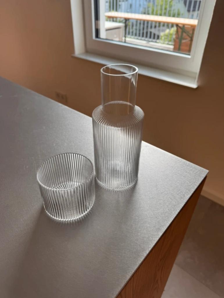 Ensemble de carafe et de verre Nice Ripple de Ferm Living, Enlèvement ou Envoi, Comme neuf, Verre, Verre ou Verres