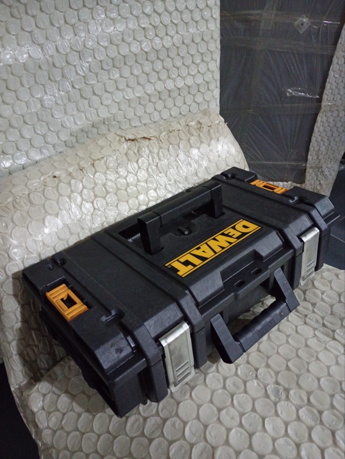 Valise Dewalt, Enlèvement ou Envoi