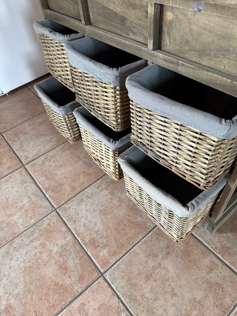 Kastje met rieten mandjes, Huis en Inrichting, Woonaccessoires | Schalen en Manden, Ophalen, Gebruikt