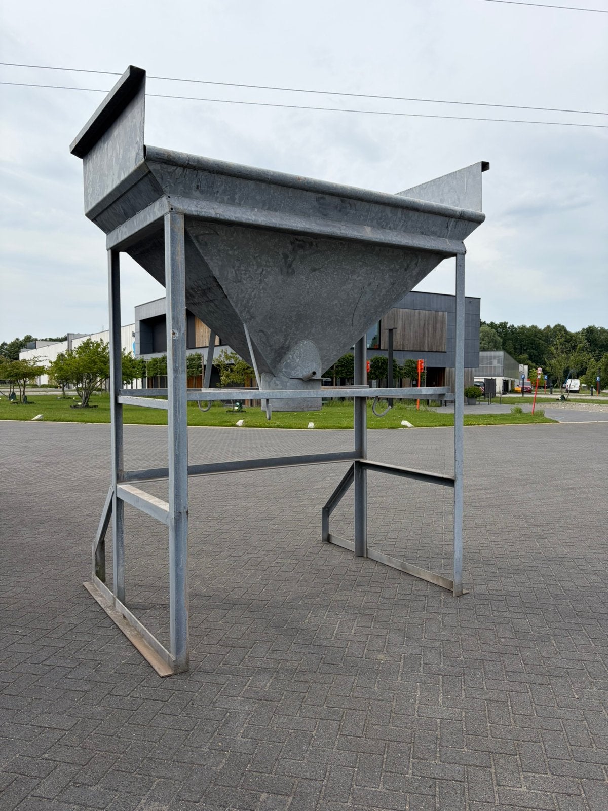 Trechter, opslag, bulk. Te huur of te koop, Ophalen