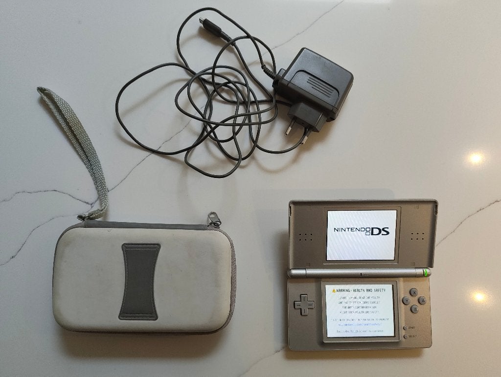 Nintendo DS Lite (met opberghoes en lader), Ophalen, Gebruikt, DS Lite, Zilver