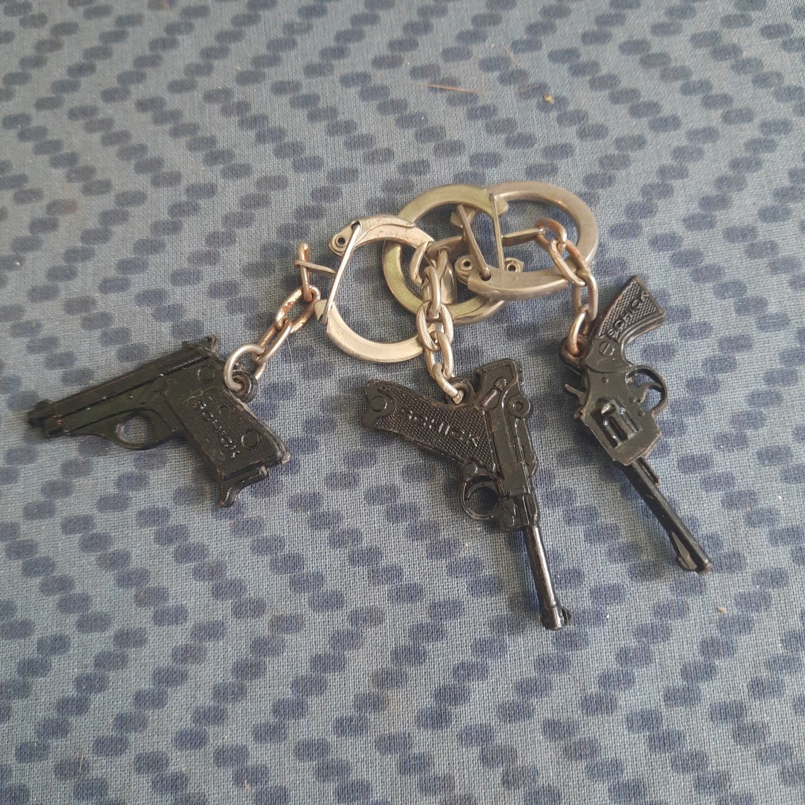 3 VINTAGE sleutelhangers van PISTOLEN * ONGEBRUIKT *, Verzamelen, Ophalen, Zo goed als nieuw, Sport