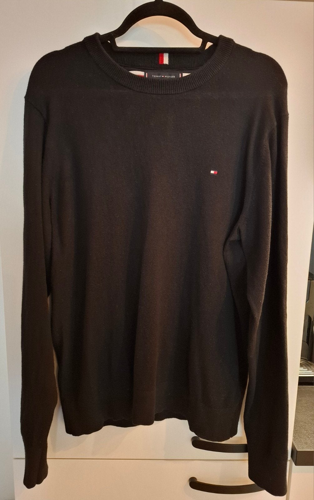 Luxe Tommy Hilfiger Trui – Zwart – Maat L, Kleding | Heren, Truien en Vesten, Maat 52/54 (L), Zwart, Ophalen of Verzenden, Zo goed als nieuw