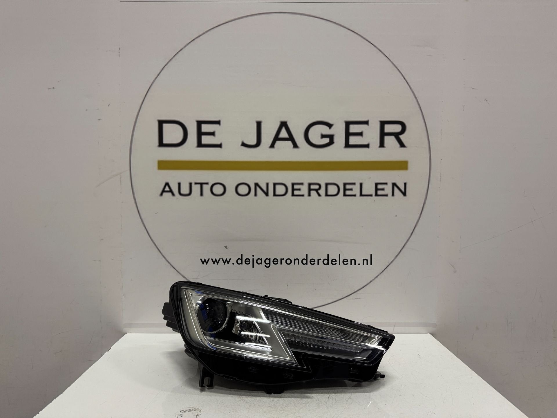 AUDI A4 B9 XENON LED KOPLAMP RECHTS 8W0941006 2015-, Gebruikt, AUDI AG, Auto-Union-Strasse 1
85045  Ingolstadt, DE, Audi