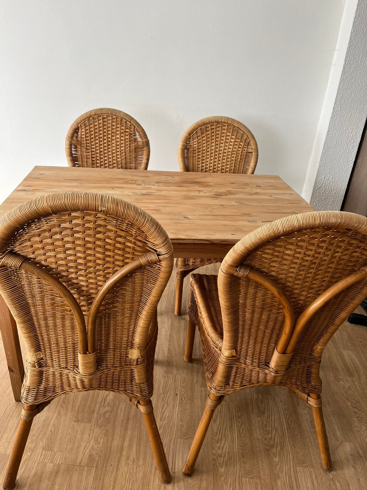Hout tafel met 4 riet stoelen, Huis en Inrichting, Ophalen, Zo goed als nieuw