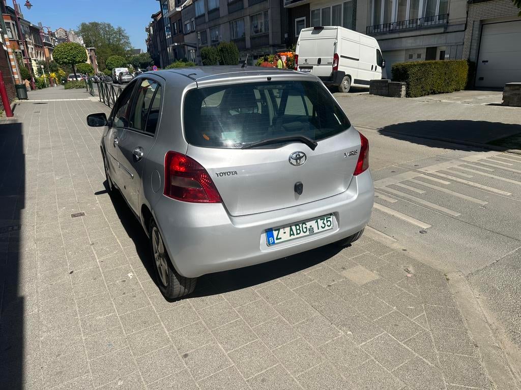 Toyota Yaris 1.3 Automaat Clean 0485905657, Auto's, Zwart, 4 cilinders, Bedrijf, 5 zetels