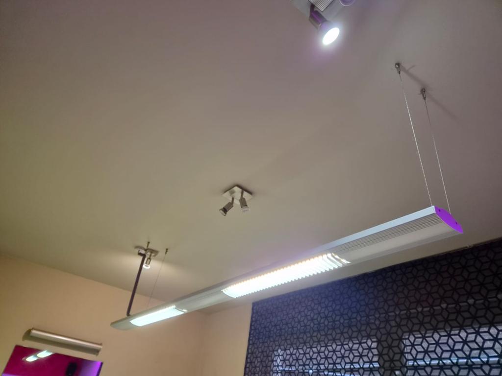 Moderne LED-hanglamp — eigentijds design, Huis en Inrichting, Lampen | Overige, Zo goed als nieuw, Ophalen