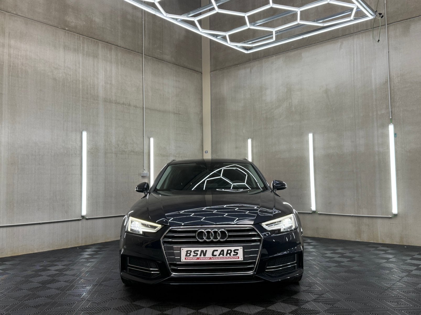 AUDI A4/S-LINE/CARPLAY/ZETELVRWRMNG/SFEERLICHT/VIRTUAL/GRNTI, Stof, Blauw, A4, https://public.car-pass.be/vhr/ec392d3b-21df-460d-b146-aae274b7b235
