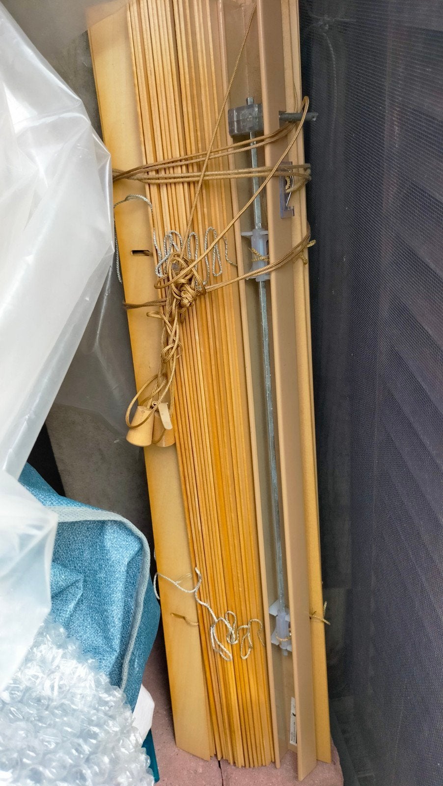 L'un en bois l'autre en plastic gris plus grand, Enlèvement, Gris, Bois