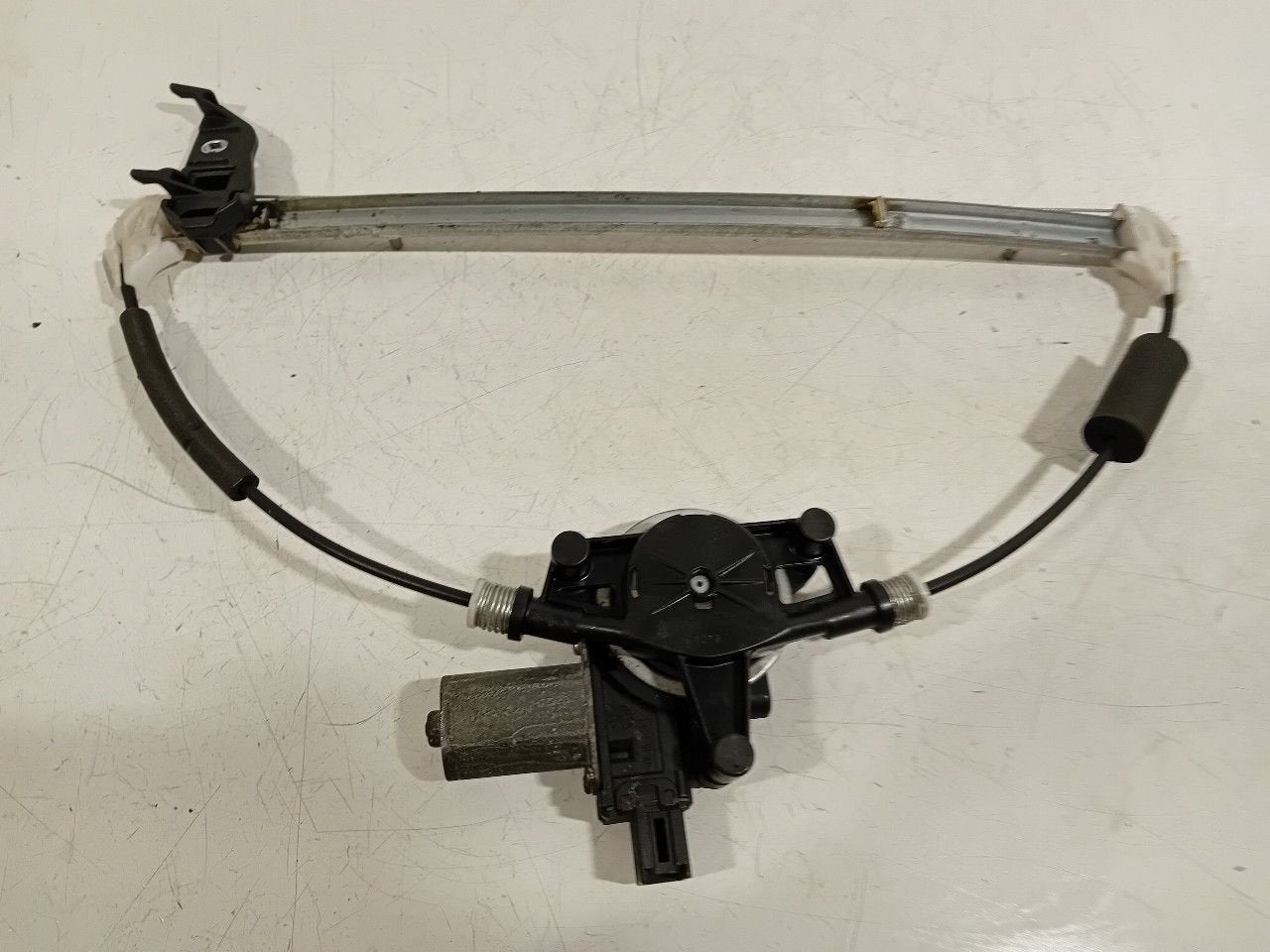 Raammechaniek elektrisch links achter Mazda CX-3, Onderdelen@venauto.nl, Van der Ven Autorecycling B.V., Ettenseweg 76, 4706 PB Roosendaal, The Netherlands