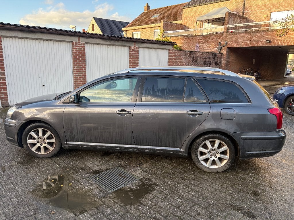 Toyota Avensis 2.2 diesel 2006 airco 302000 km, Auto's, Avensis, Zwart, 4 cilinders, Zwart