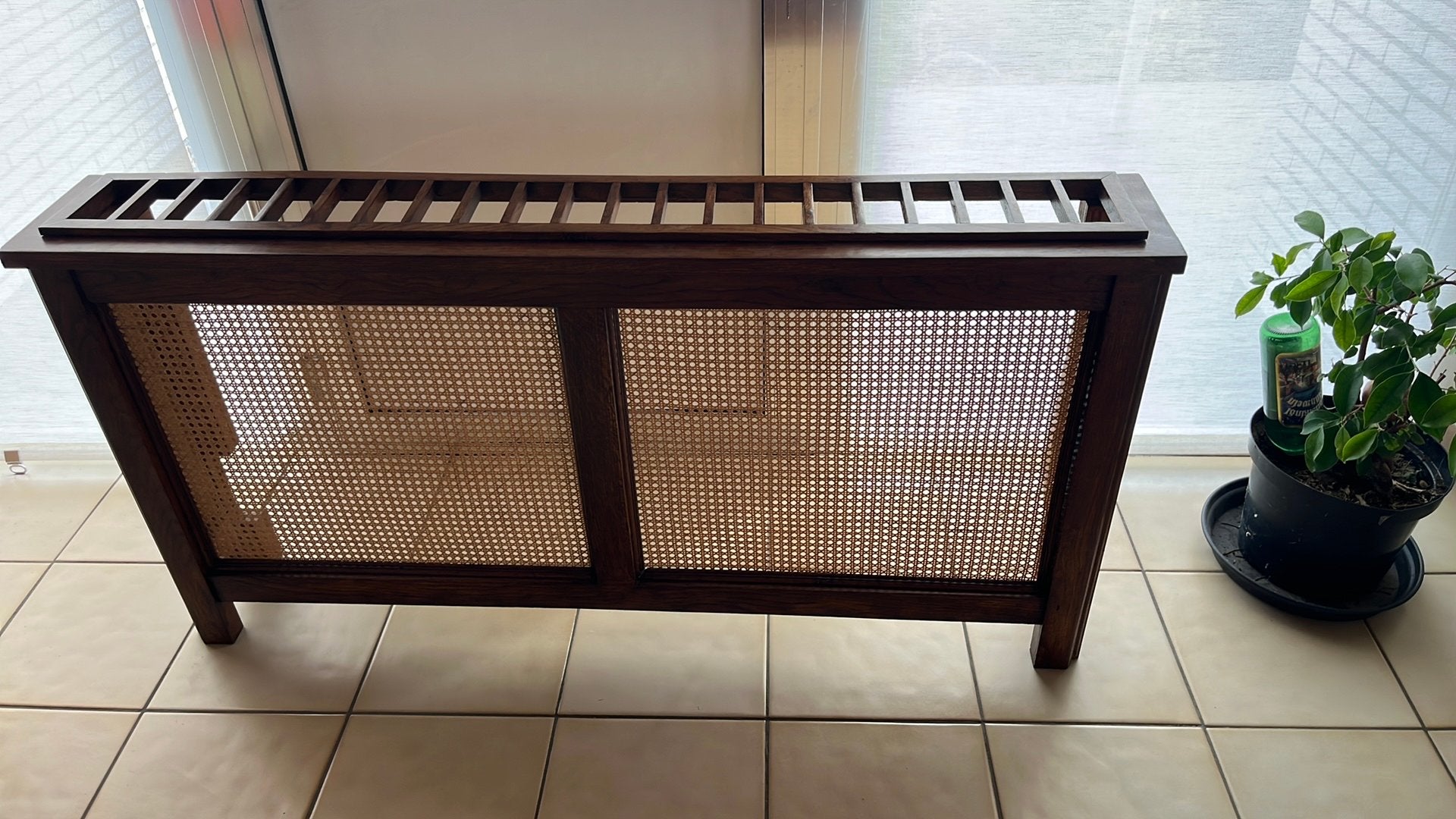 Vintage houten radiatorkast – massief hout & riet, Ophalen, Zo goed als nieuw