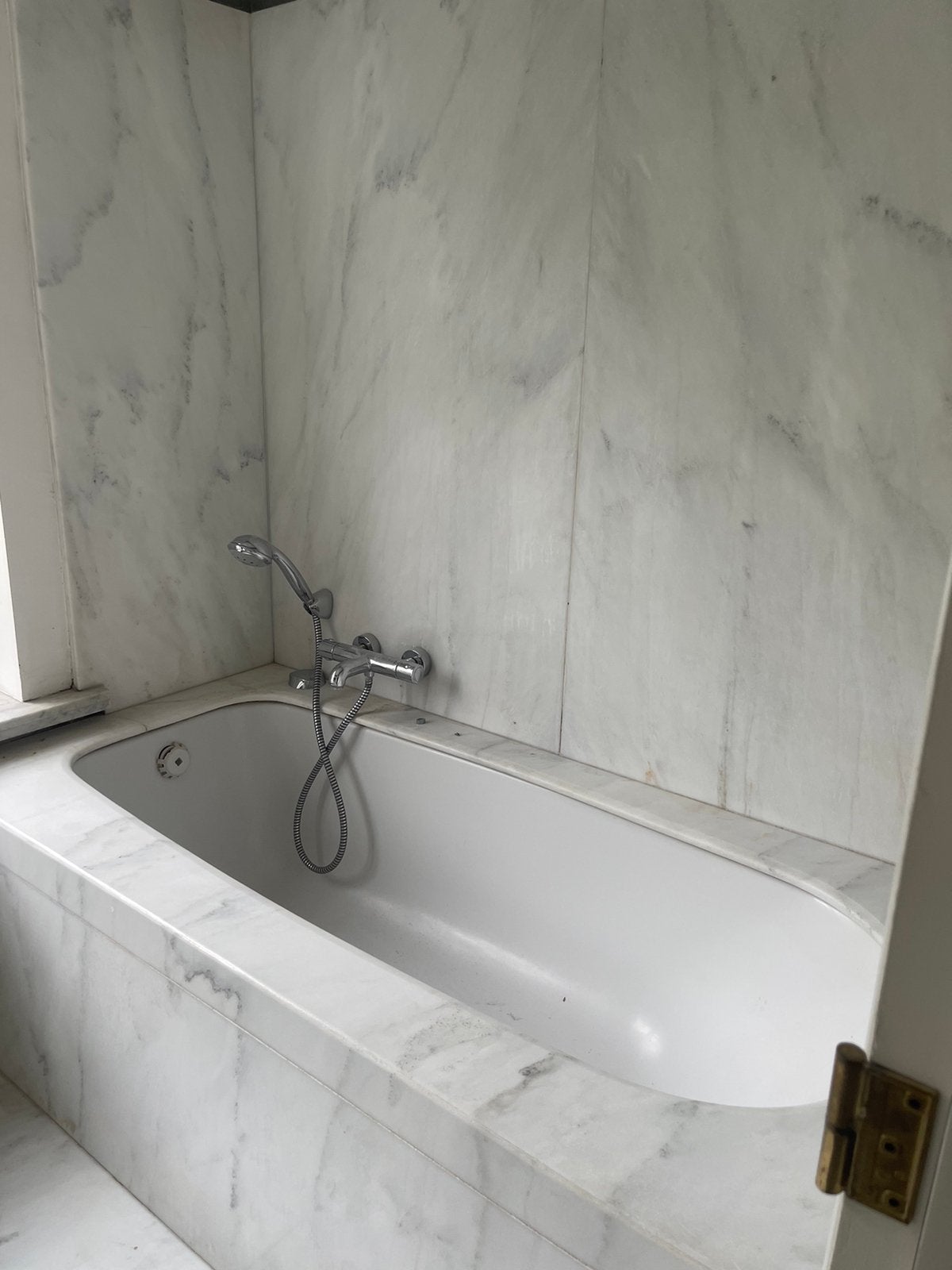 Salle de bain en marbre blanc ( aspect carrara), Maison & Meubles, Enlèvement, Utilisé, Avec baignoire