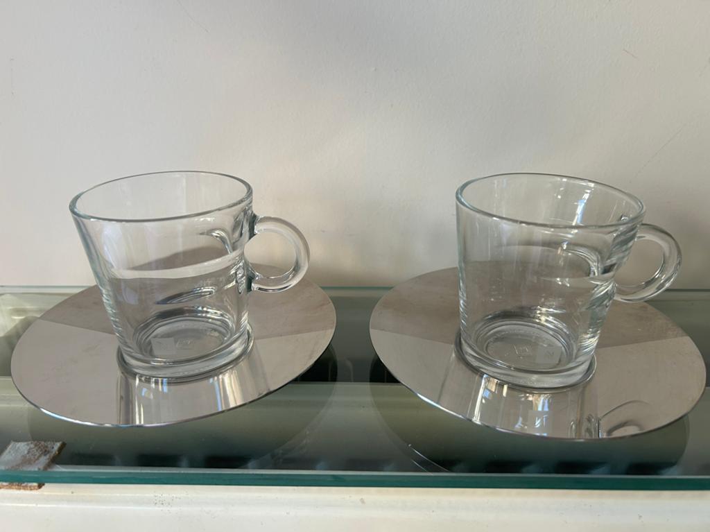 kopjes met schoteltjes Nespresso speciaal design schoteltjes, Ophalen, Zo goed als nieuw