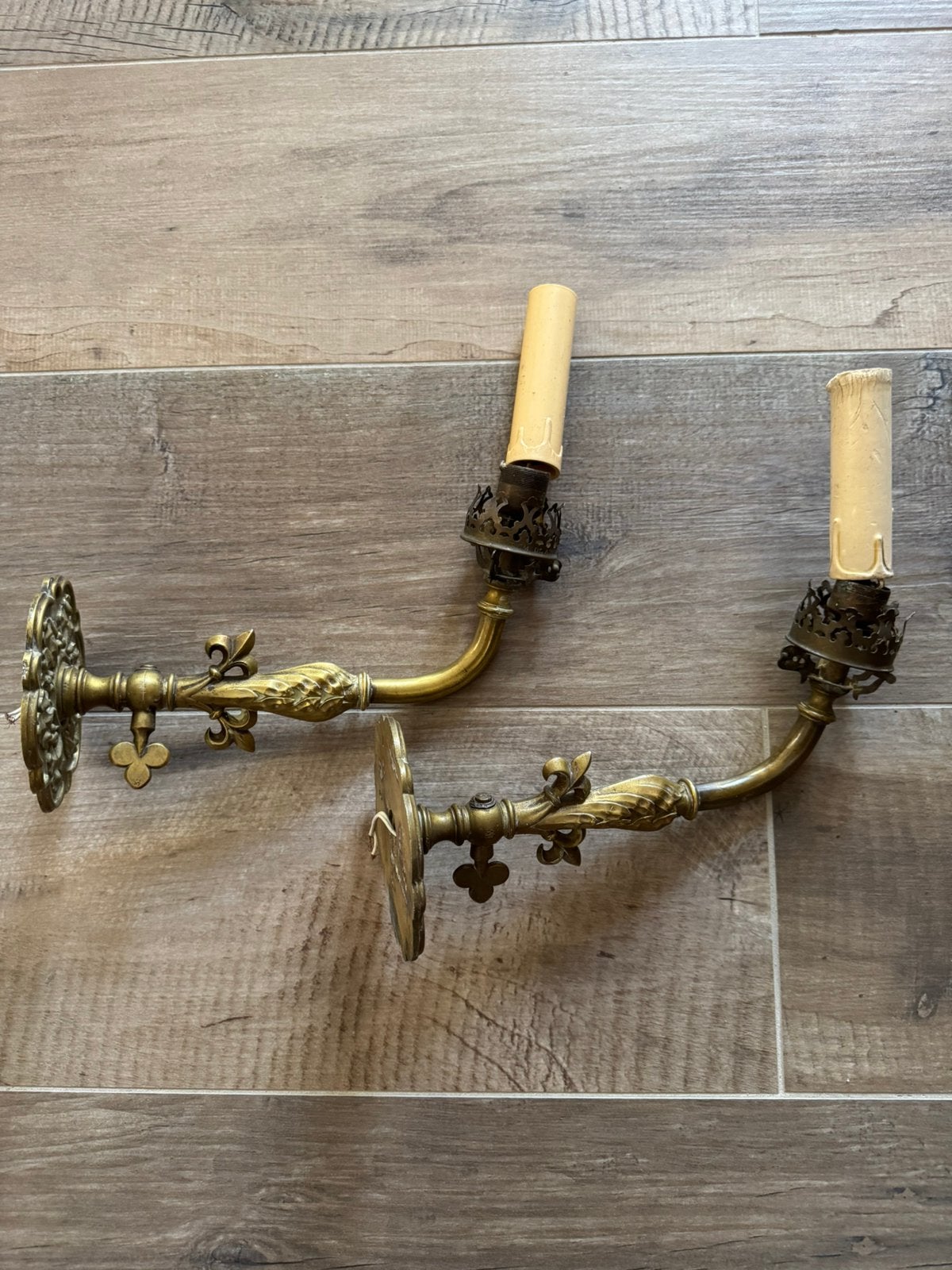 TWEE OUDE KOPEREN APPLIQUES, Ophalen of Verzenden