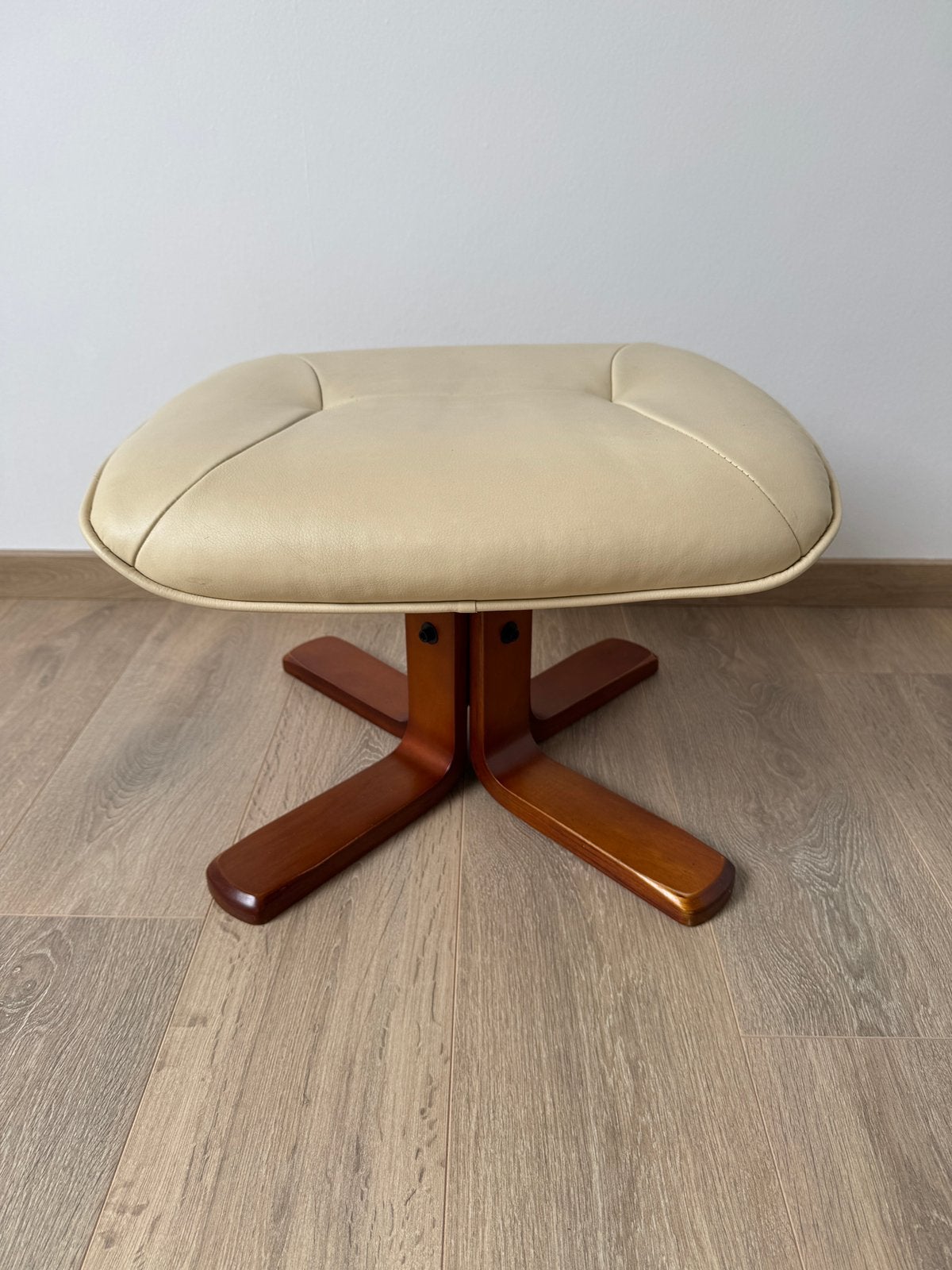 Vintage voetbank massief houten poot / wit nepleder kussen, Enlèvement, Utilisé