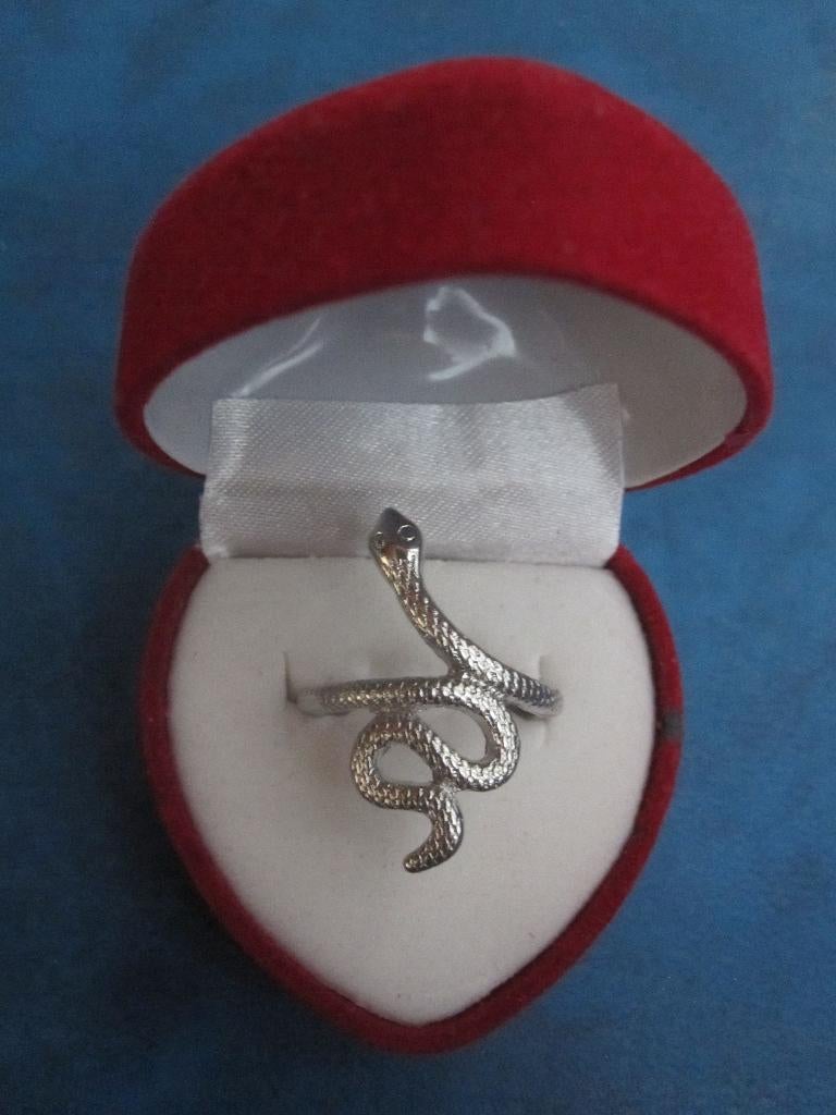 Bague - couleur argentée - serpent (NOUVEAU), Bijoux, Sacs & Beauté, Bagues, Neuf, Femme, 17 à 18, Argent, Fer ou Acier, Enlèvement ou Envoi