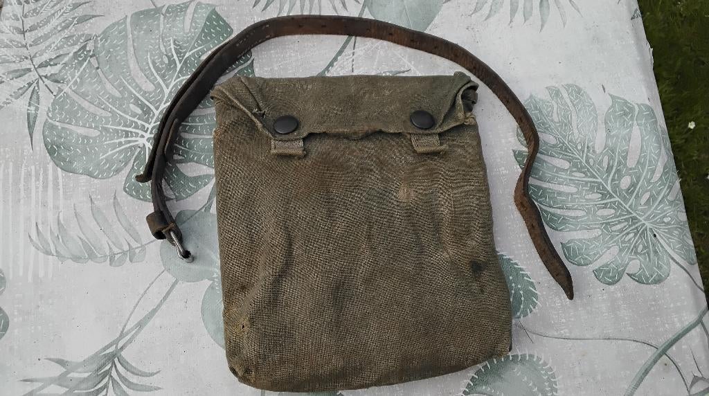 Duitse WO2 gascape hoes (leeg) met riempje., Verzamelen, Ophalen of Verzenden, Landmacht, Overige typen