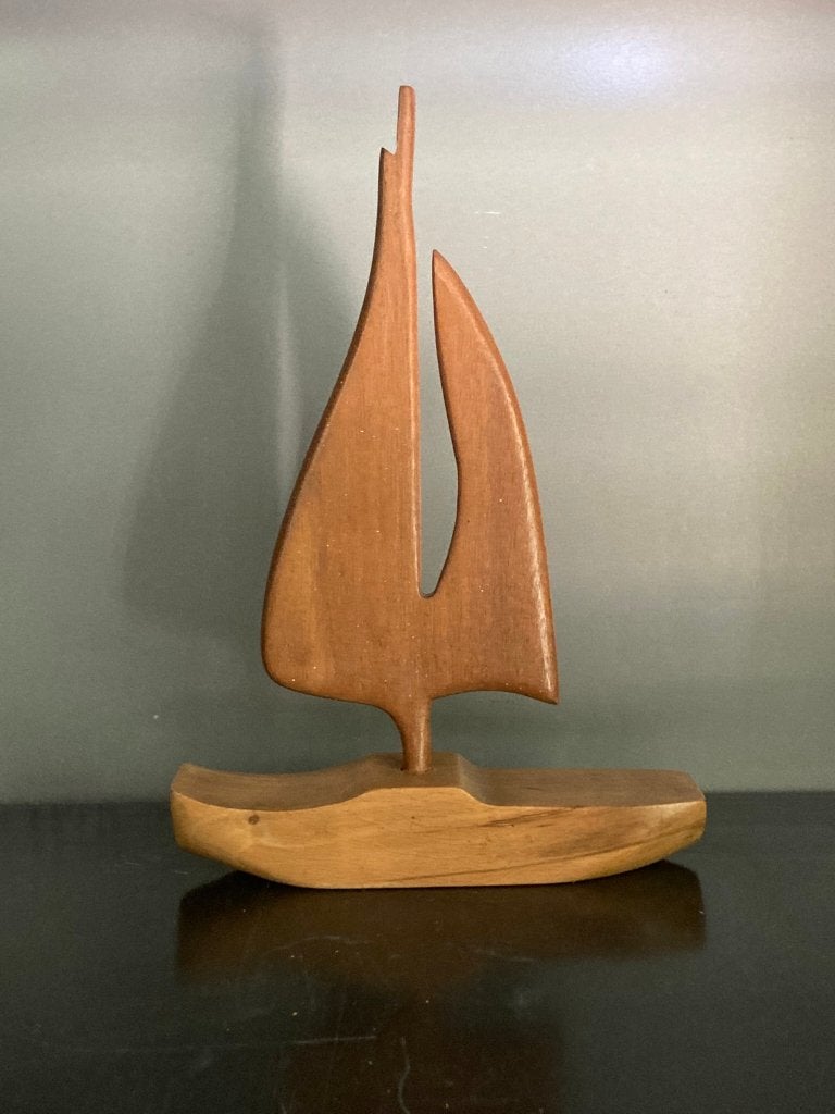 Handgesneden houten zeilboot sculptuur, Houtsnijwerk, Ophalen of Verzenden, 20 - 50 cm, Zeeleven