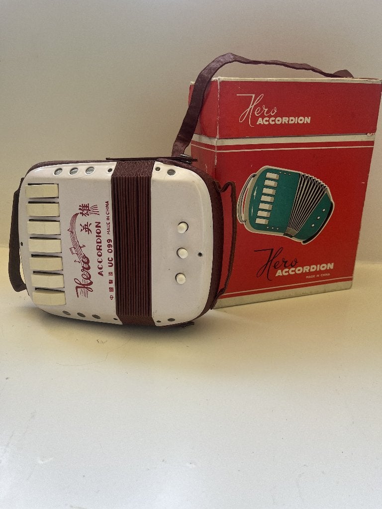 Hero Accordion UC099 — Accordéon vintage avec boîte, Musique & Instruments, Accordéons, Autres marques, Enlèvement ou Envoi, Autres formats