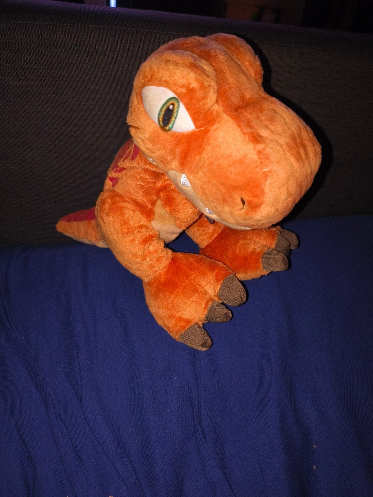 Jurassic world T Rex met label en Jurassic world logo, Enfants & Bébés, Jouets | Peluches, Avec étiquette, Orange, Enlèvement ou Envoi