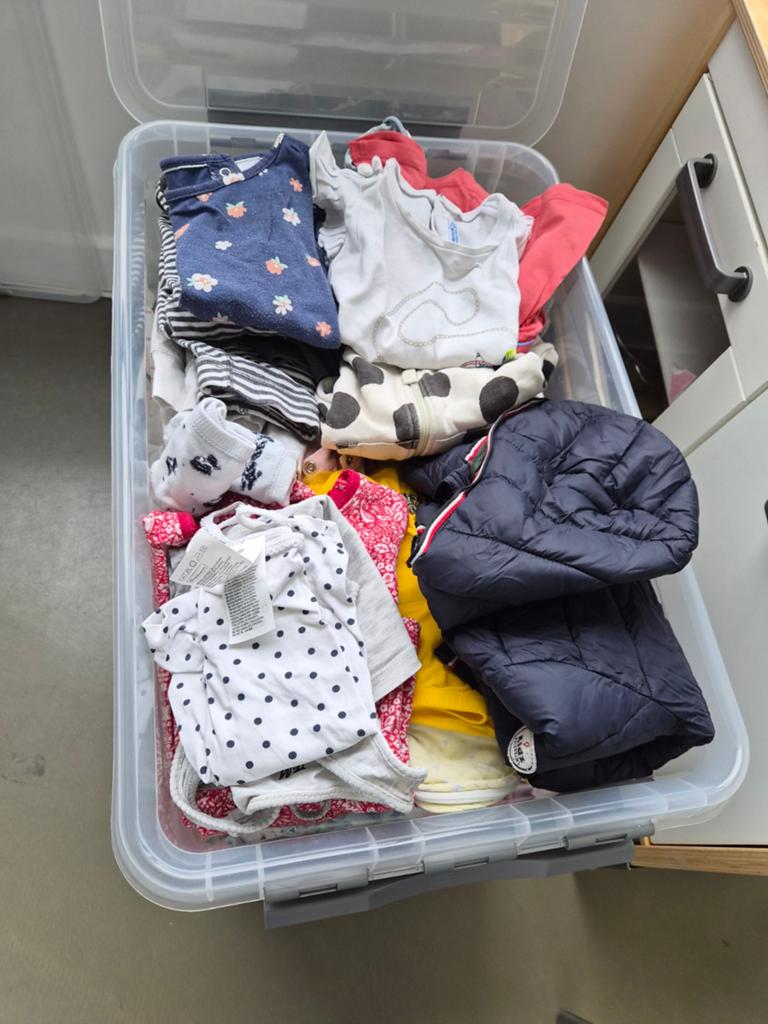 Boîte avec vêtements pour enfants pour filles 74-92 (9-18 mo, Enfants & Bébés, Vêtements de bébé | Packs de vêtements pour bébés