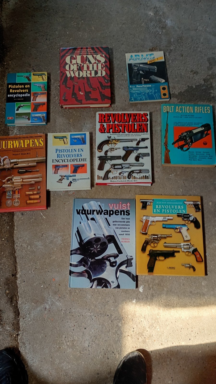 Wapen boeken hoe je wapens uitelkaar haalt enzo, Boeken, Avontuur en Actie, Ophalen