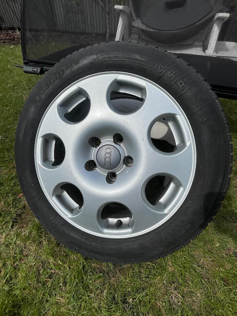 Audi A4 Velgen & windnet + gratis reservewielbak, Auto-onderdelen, Ophalen, Winterbanden, Velg(en)