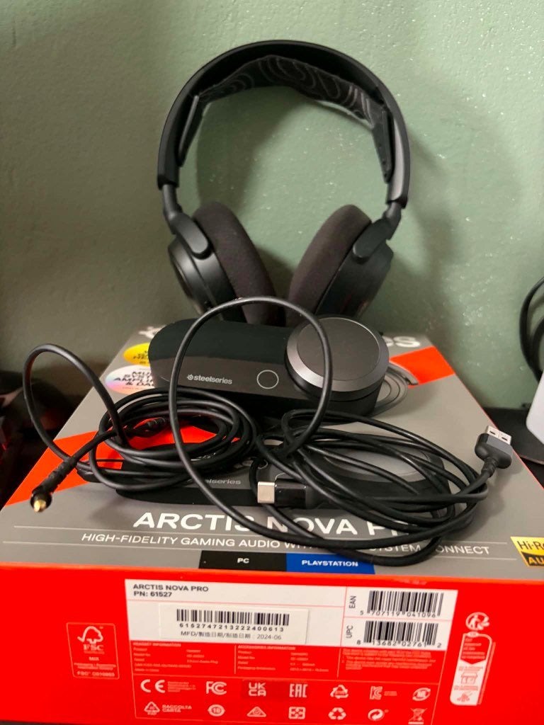 Casque steel series arctis nova pro, Haut-parleurs ou Casque, Enlèvement ou Envoi, PlayStation Vita, Comme neuf
