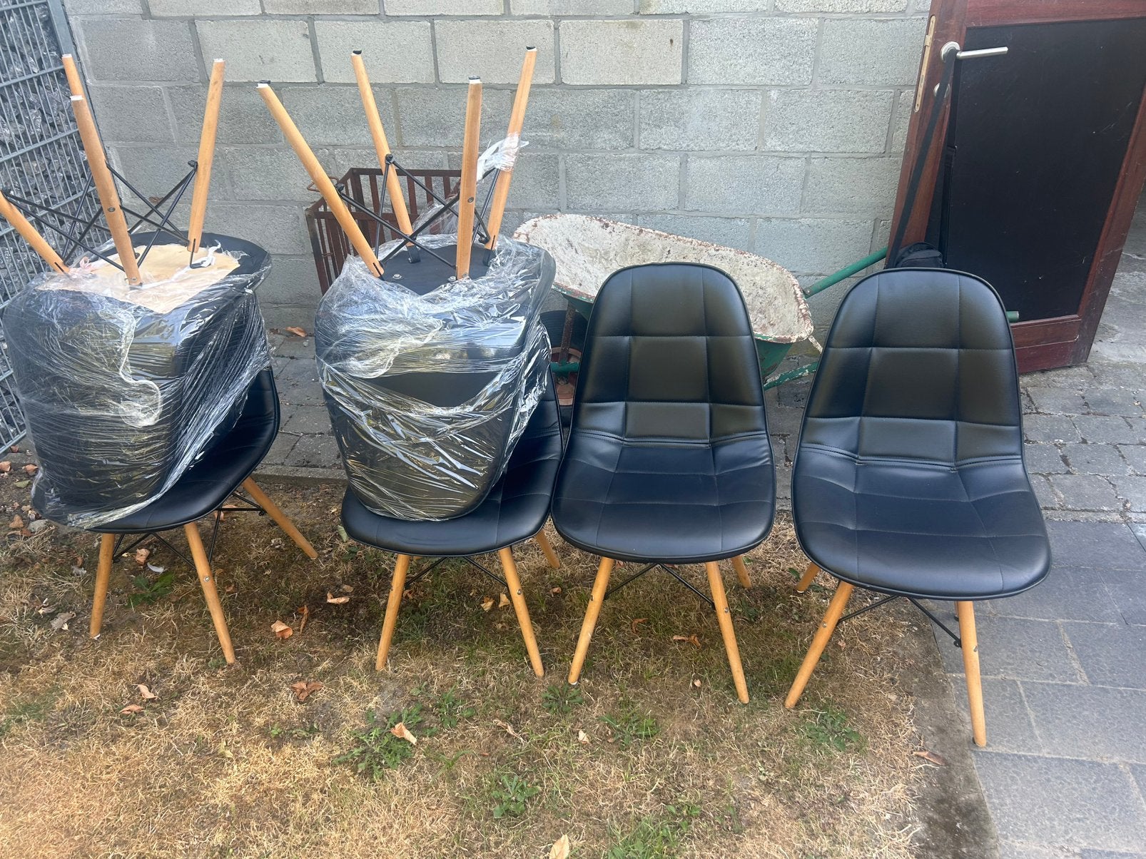 Moderne lederen zwarte stoelen, Ophalen, Zo goed als nieuw