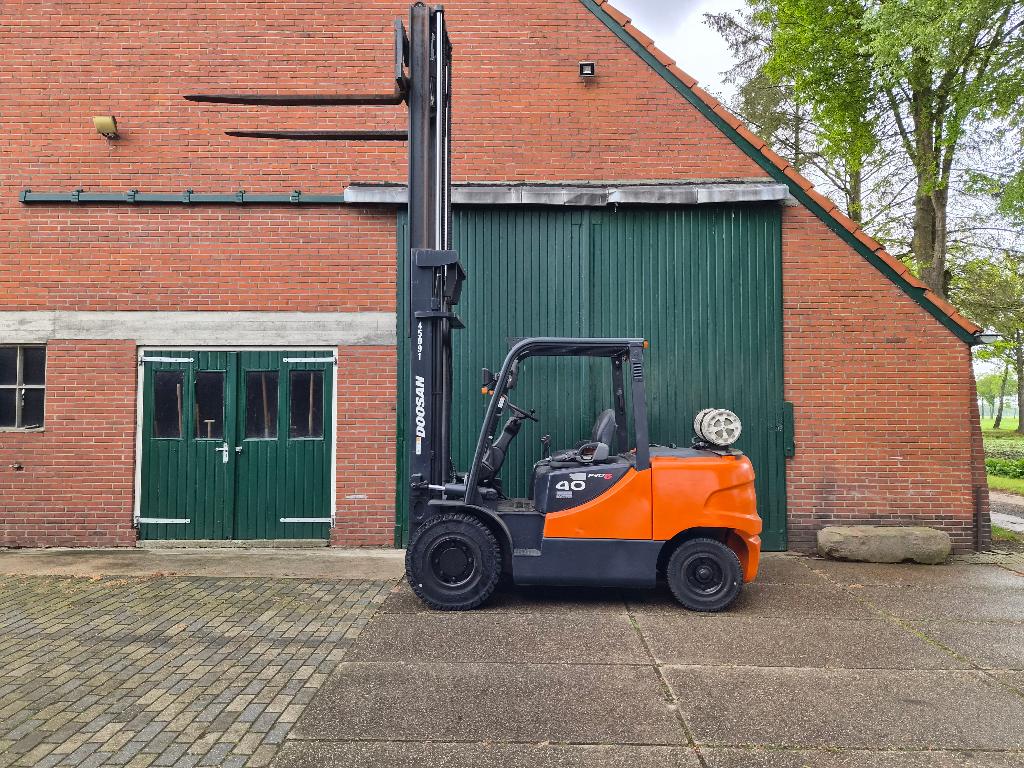 Heftruck Doosan 4 ton LPG duplomast 4.30 m. 2015, Bricolage & Construction, Métaux, Enlèvement, Utilisé, Fer