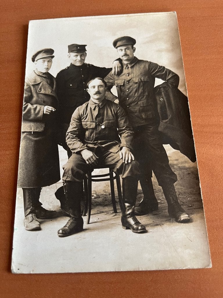 Oude postkaart met 4 soldaten -1915, Verzamelen, Verzenden, Landmacht, Foto of Poster