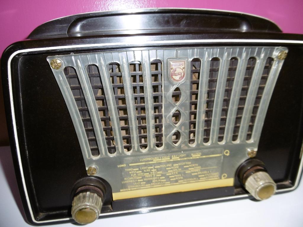 RADIO PHILIPS 141 EN BAKELITE TRES BON ETAT ET FONCTION, Ophalen