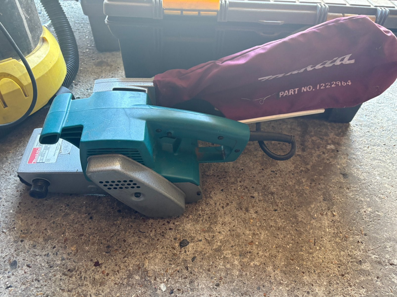 Schuurbandmachine Makita 9924DB, Bricolage & Construction, Outillage | Ponceuses, Enlèvement, Comme neuf, Ponceuse à bande