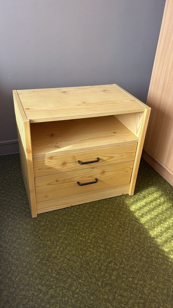 Table de chevet en pin massif avec 2 tiroirs, Enlèvement, Utilisé, Bois, 45 à 65 cm